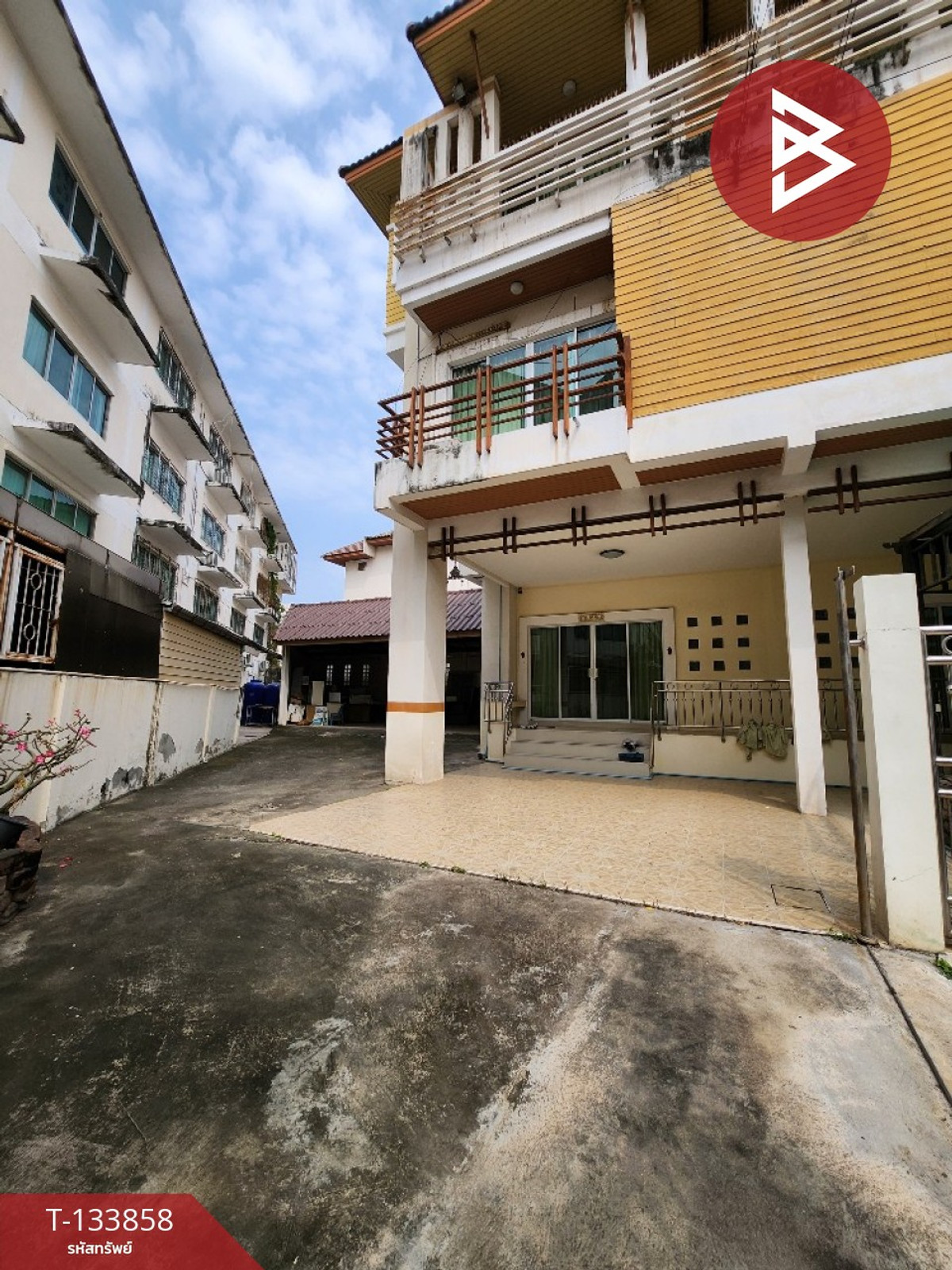 ขาย/เช่า ทาวน์เฮ้าส์ 3 ชั้น เนื้อที่ 90.6 ตร.วา หมู่บ้านรินรดา สมุทรสาคร