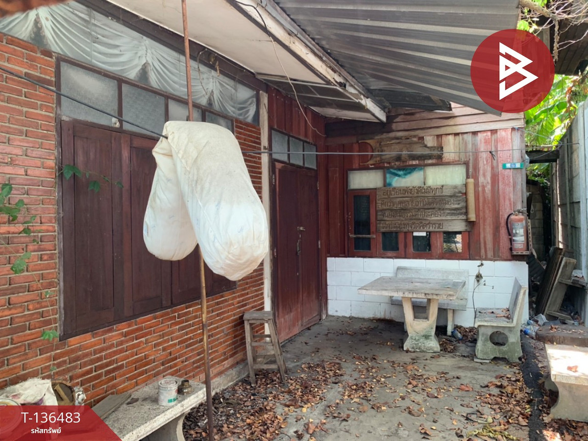 ขายที่ดินพร้อมบ้านไม้ เนื้อที่ 57.7 ตารางวา ทำเลดีติดถนน สุพรรณบุรี