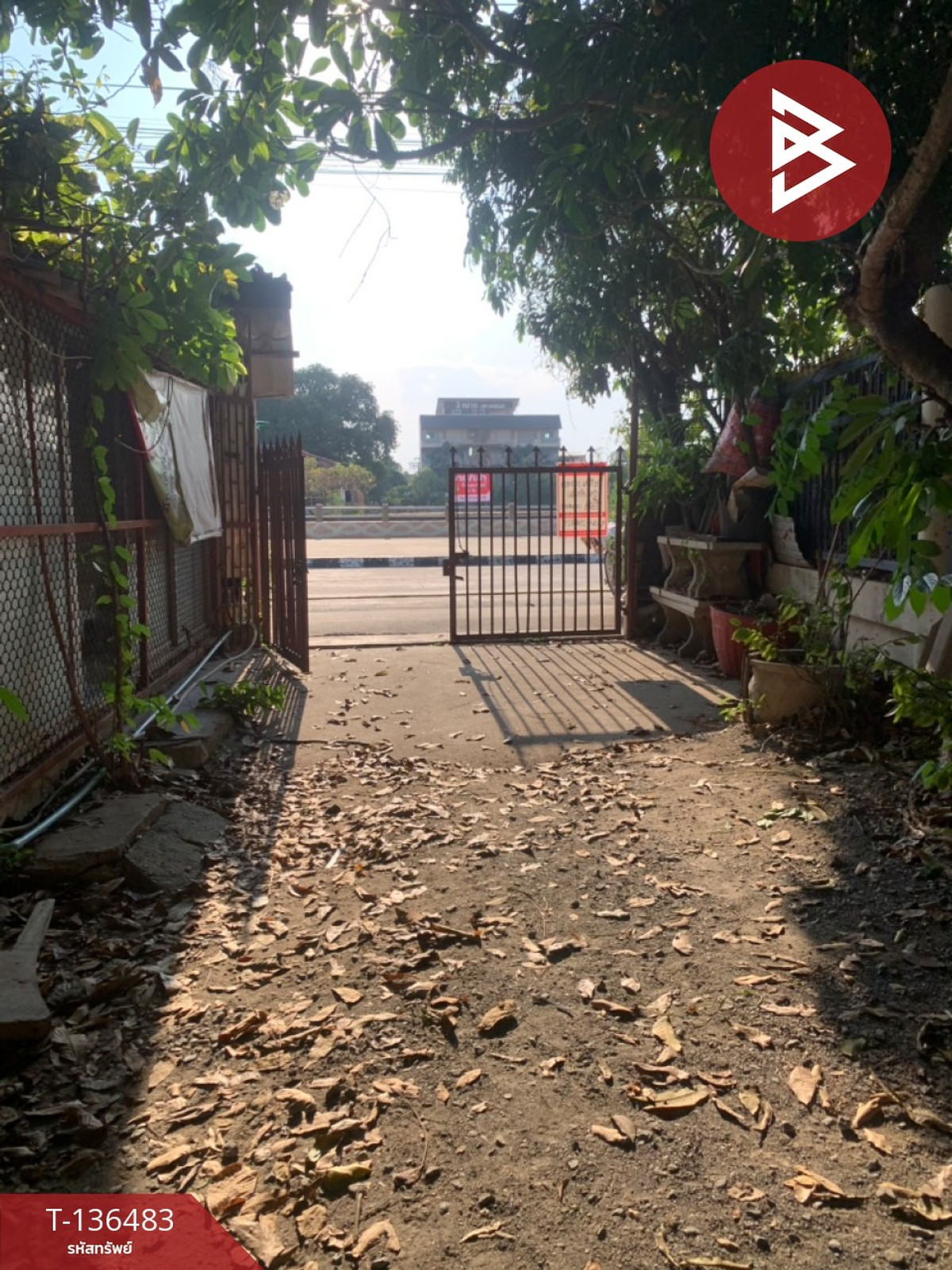 ขายที่ดินพร้อมบ้านไม้ เนื้อที่ 57.7 ตารางวา ทำเลดีติดถนน สุพรรณบุรี