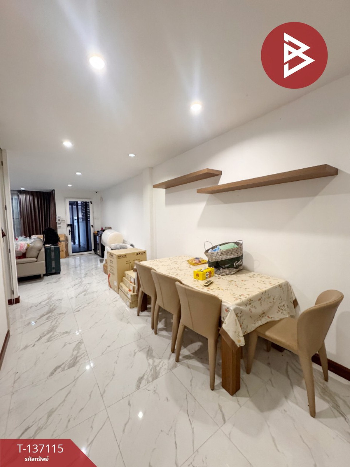 ขายทาวน์โฮม 3 ชั้น เนื้อที่ 27.1 ตารางวา ซอยลาดพร้าว-วังหิน 5 กรุงเทพฯ