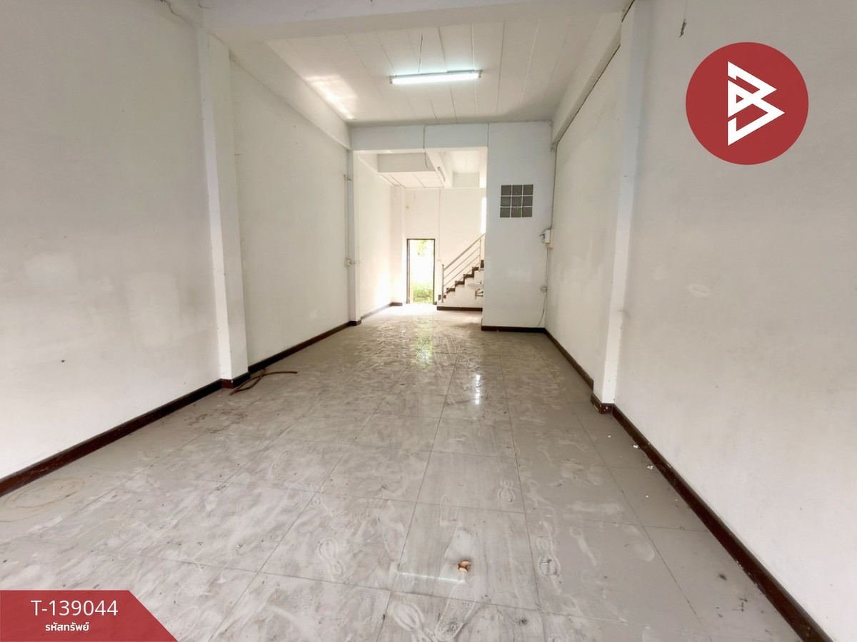 ขายอาคารพาณิชย์ 3 ชั้น เนื้อที่ 17.8 ตร.วา ถ.เทศบาลพัฒนา พนัสนิคม ชลบุรี