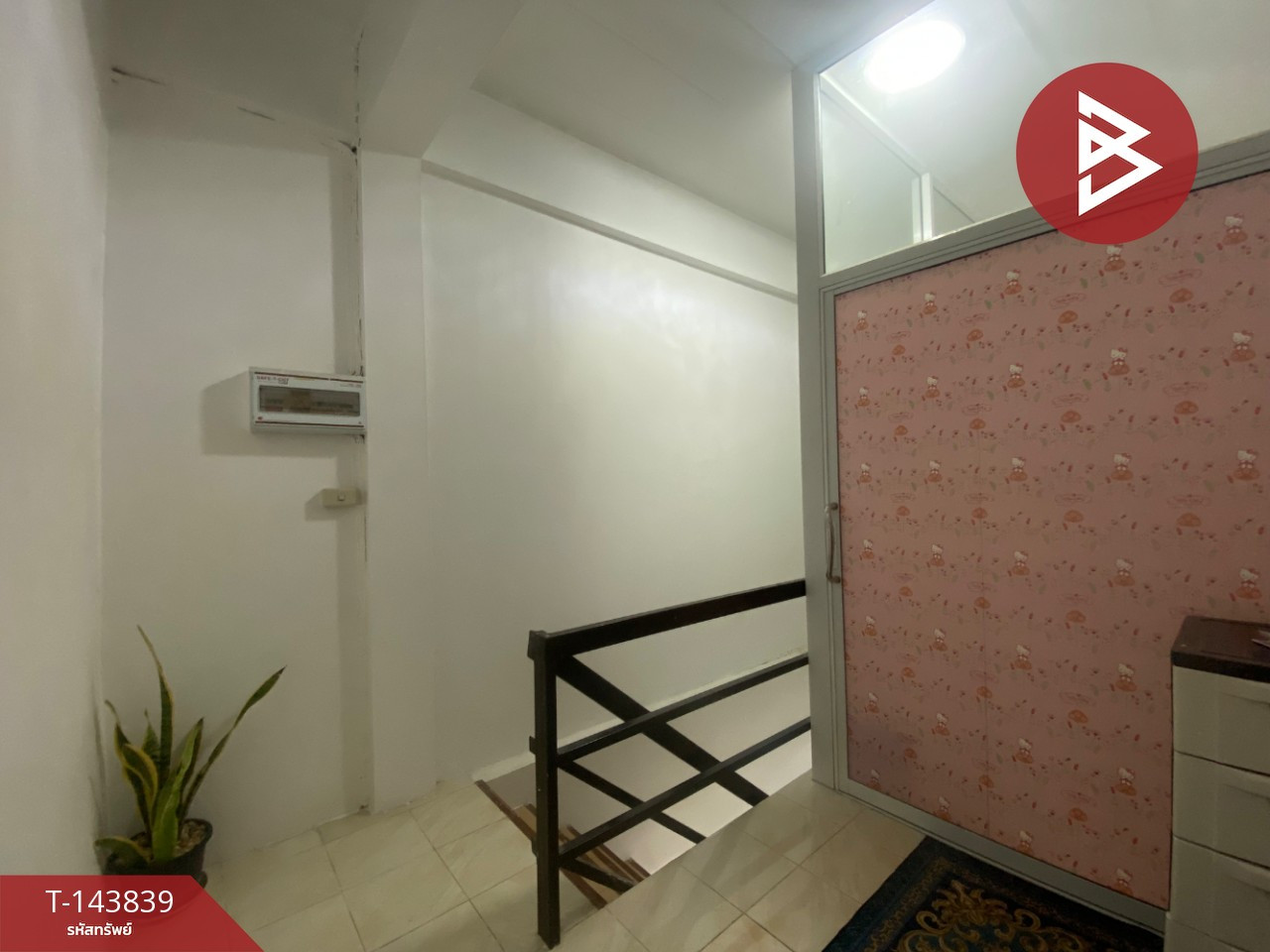 ขายทาวน์เฮ้าส์ 2 ชั้น เนื้อที่ 21.2 ตร.วา รั้วใหญ่ สุพรรณบุรี