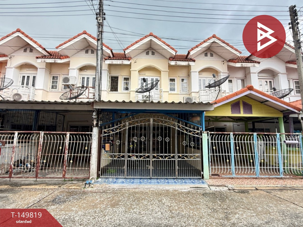 ขายทาวน์เฮ้าส์ 2 ชั้น เนื้อที่ 16 ตร.วา ต.บางกระเบา นครชัยศรี นครปฐม พร้อมอยู่