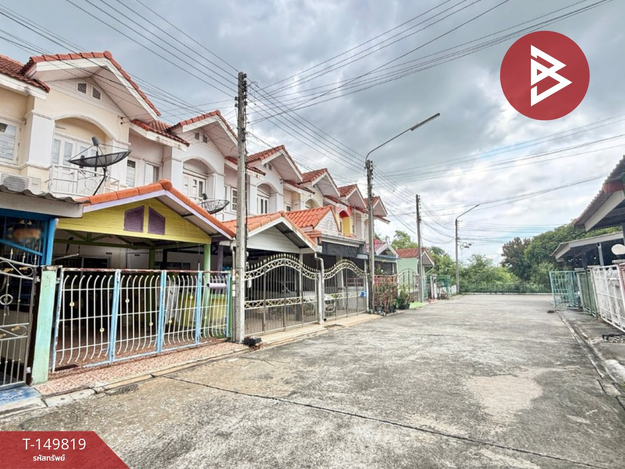 ขายทาวน์เฮ้าส์ 2 ชั้น เนื้อที่ 16 ตร.วา ต.บางกระเบา นครชัยศรี นครปฐม พร้อมอยู่